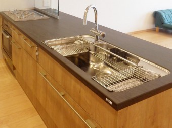 開放的で美しいオープンキッチンに